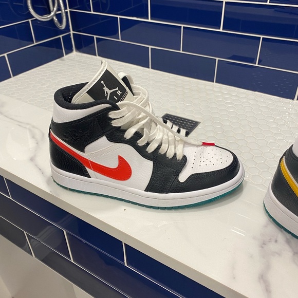 Jordan 1 Mid - Picture 2 of 9